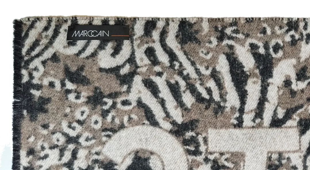 Marc Cain Damen Schal mit Animal-Print und Schriftzug in erdigen Naturfarben – Bild 2