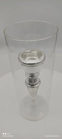 Kerzenständer mit silberfarbenen Fuß und einem Glaszylinder - Bild 2