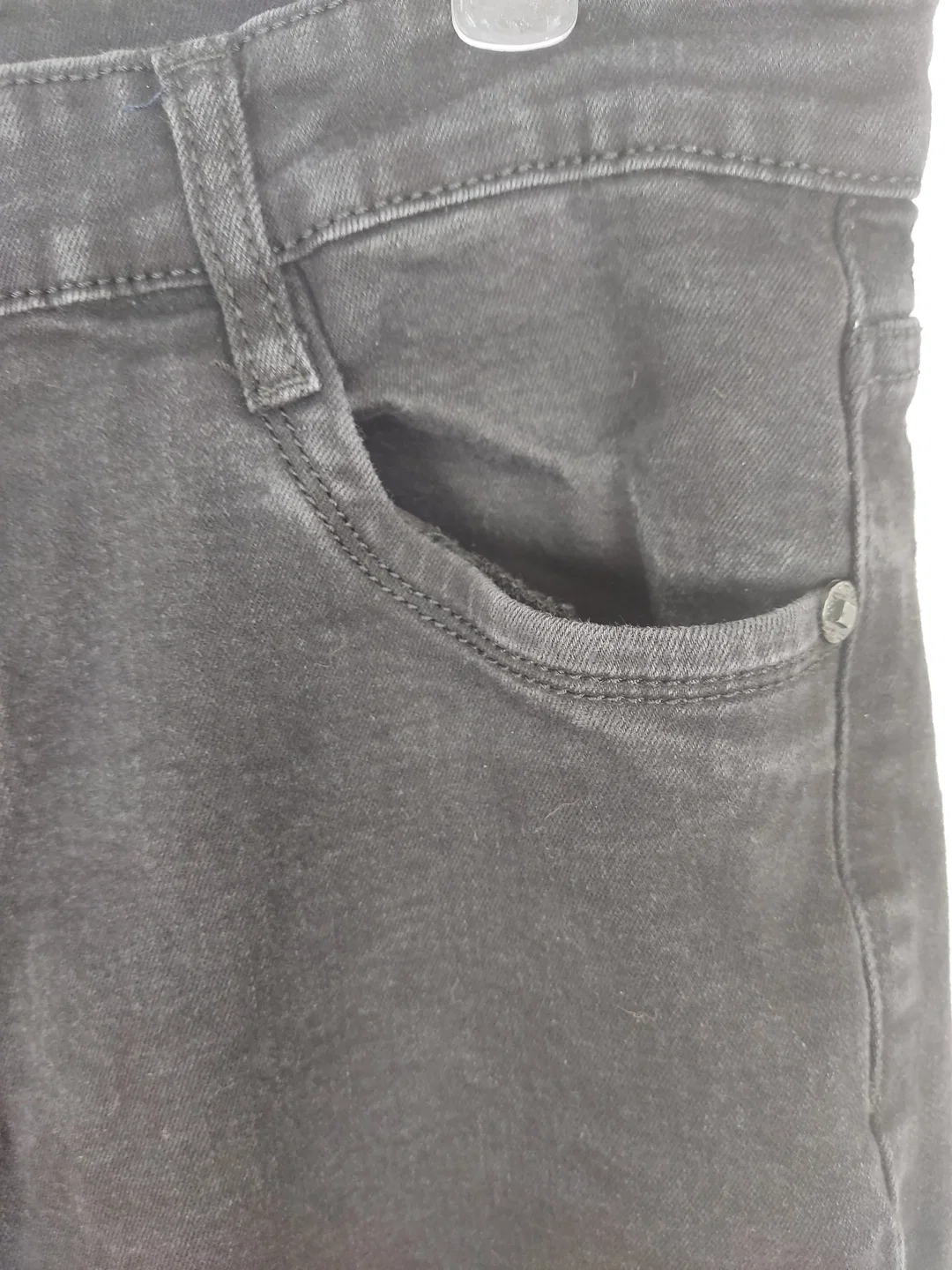 Jeans lang mit Stretch, schwarz mit Taschen, Größe 35 – Bild 2