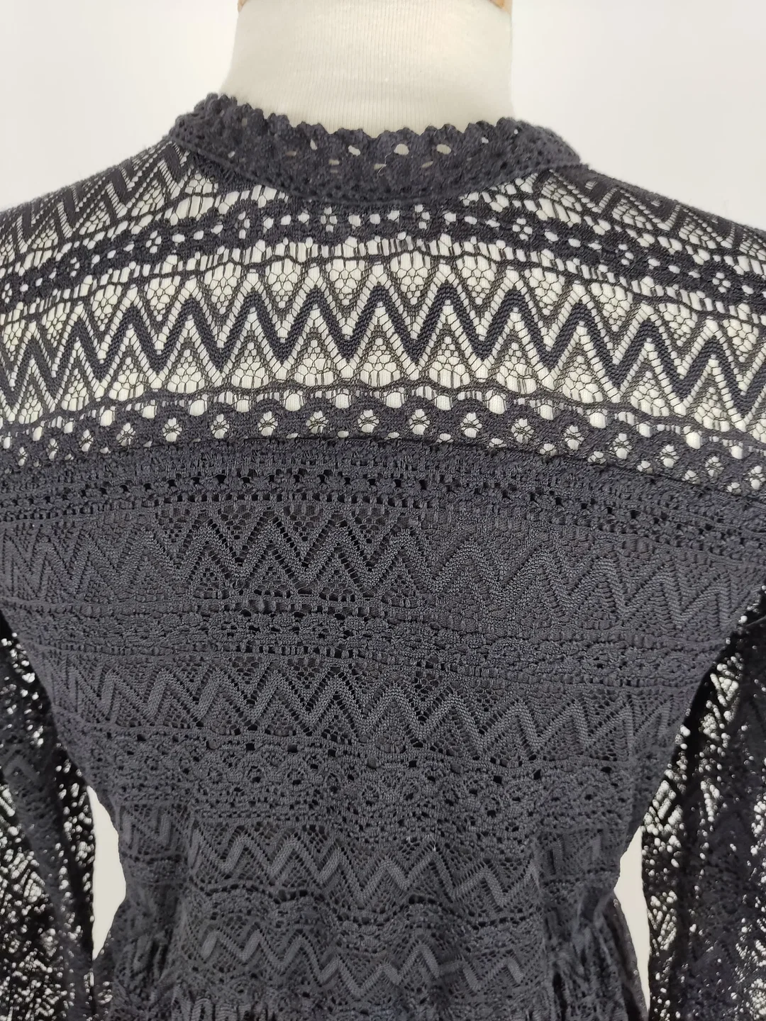 Kleid "here&there" langarm mit Rundhalsausschnitt, schwarz mit Spitze, Größe 158/164 – Bild 2