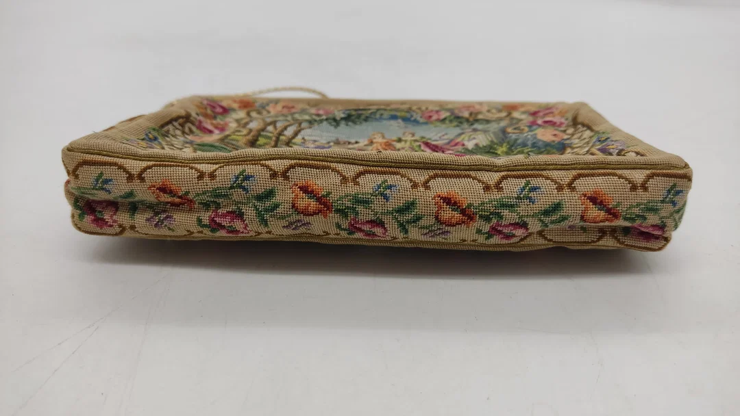 Petit Point Täschchen / Handtasche mit Seidenfutter, kleiner Spiegel, Seidenbrief mit Kette – Bild 2