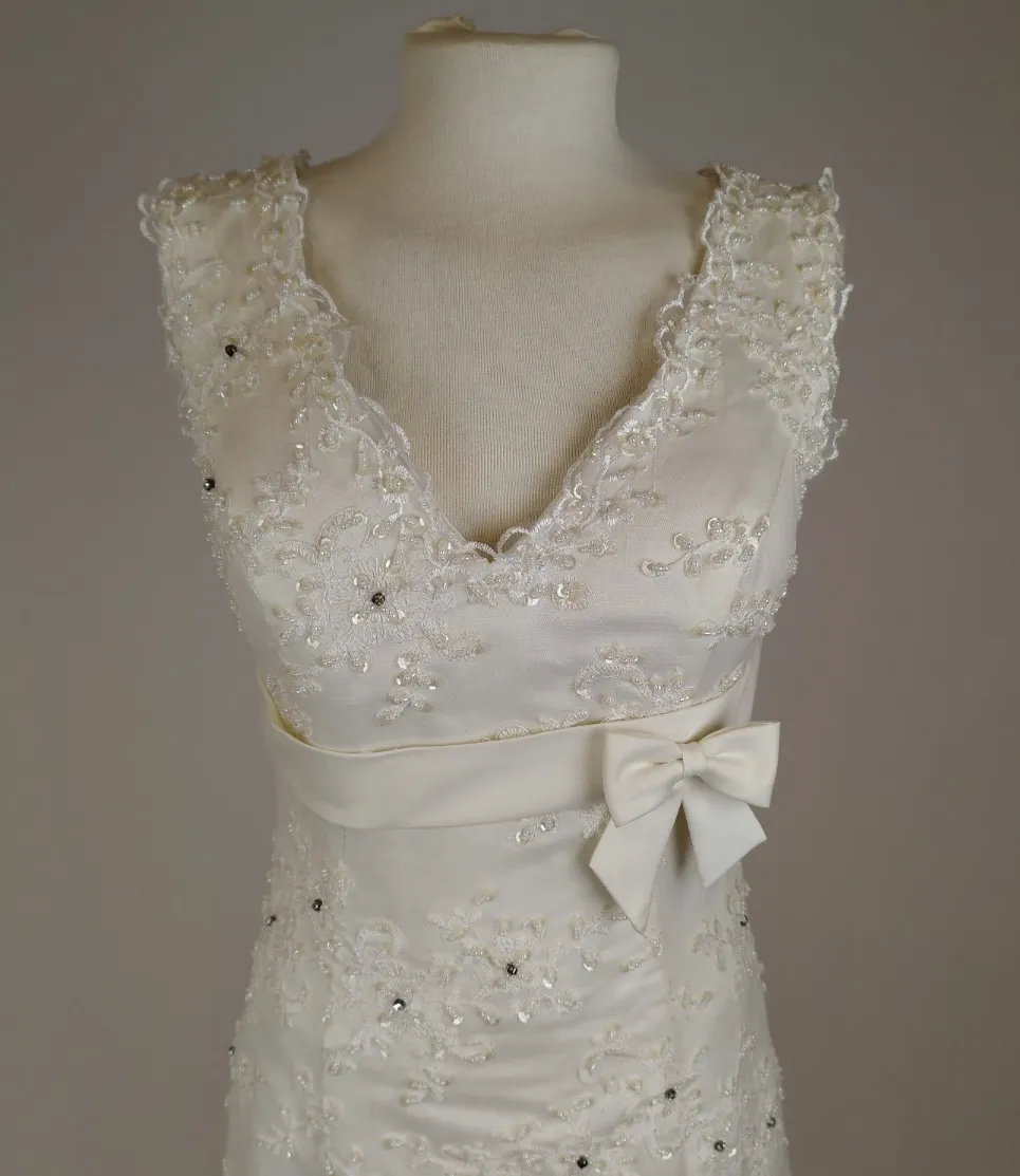 Modernes Brautkleid mit Steinchen - Maße angegeben – Bild 2