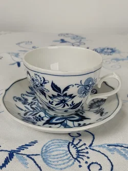 Blue Danube Untertasse und Bavaria Kaffetasse, mit Zwiebelmuster  | Zeitloser Porzellan-Schatz - Bild 1