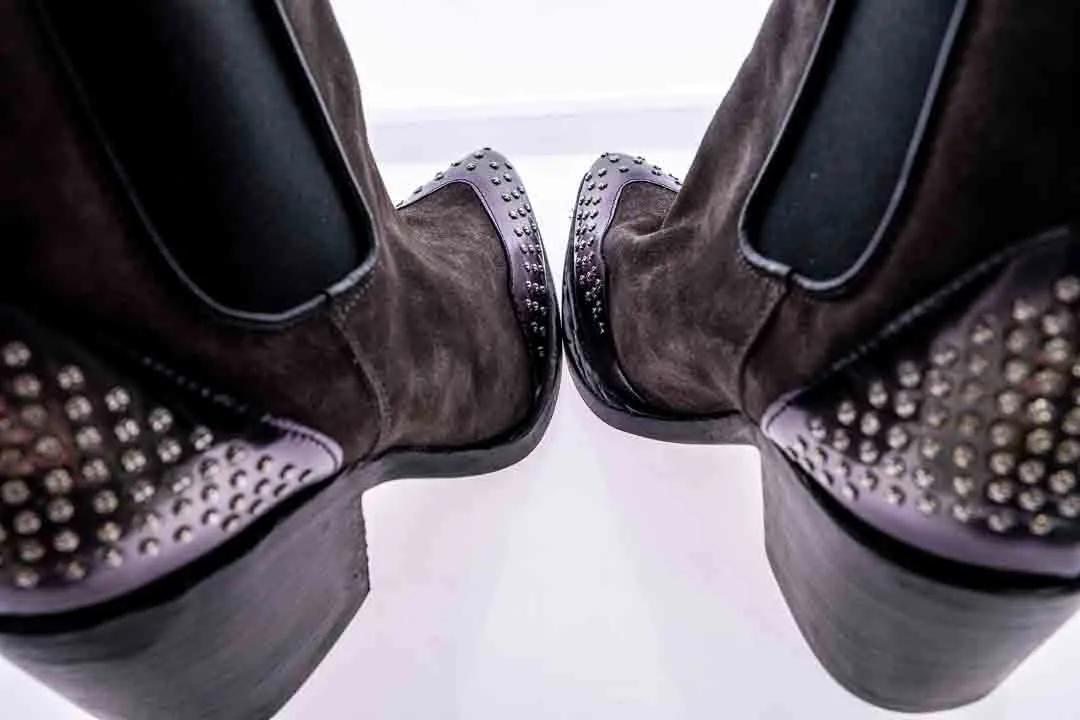 MJUS Damen Stiefeletten/Absatzstiefelette Rauleder mit Nieten Gr. 41 grau/braun  – Bild 5