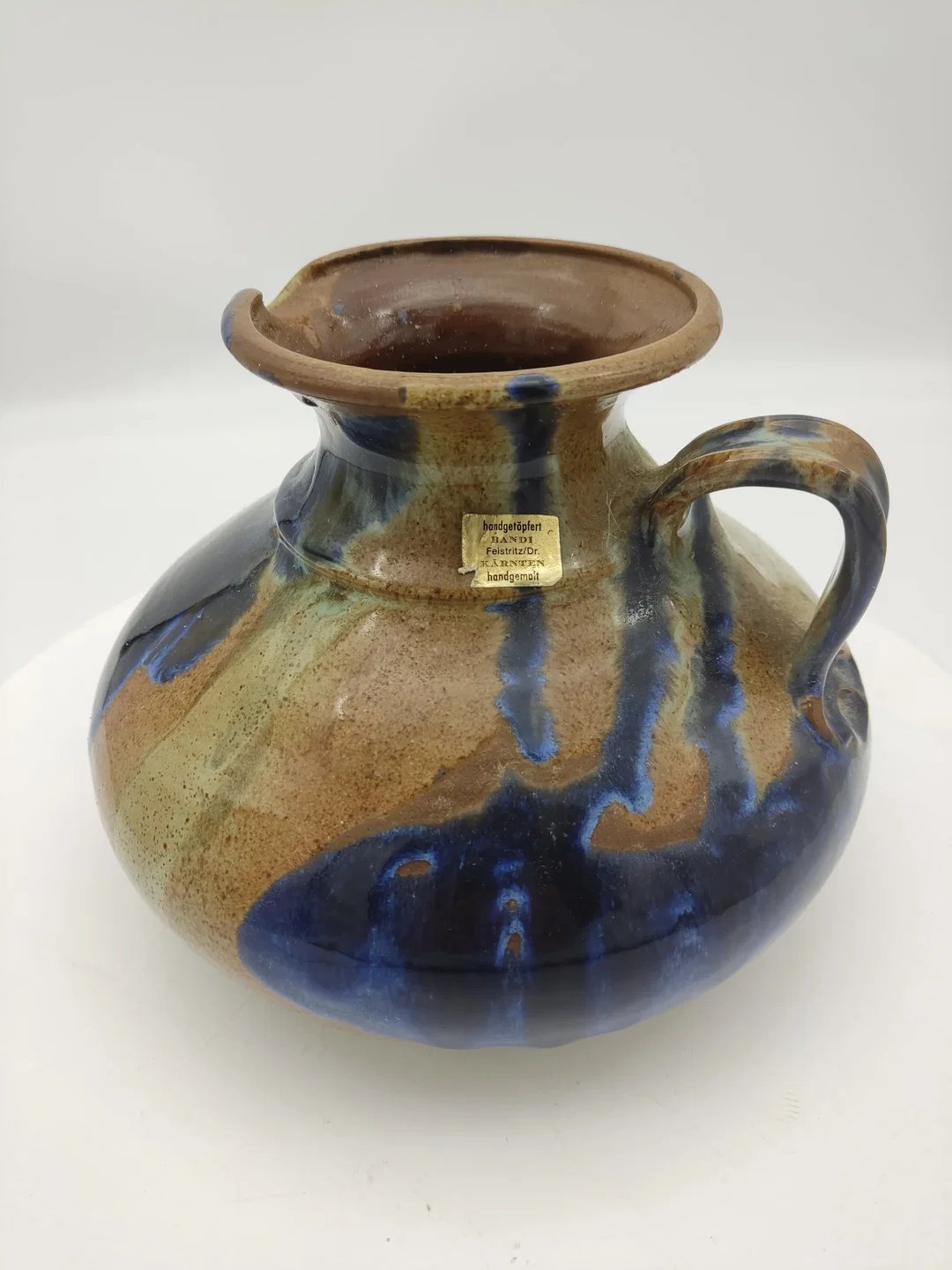 Steinzeug Karaffe von Bandi, Feistriz Österreich, handgetöpfert, handgemalt. D 22 cm / H 16,5 cm - Bild 4