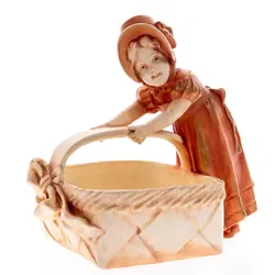 Keramikkisterl, Landfrau mit Korb, Höhe: 19 cm, Breite: 20,5 cm - Bild 1