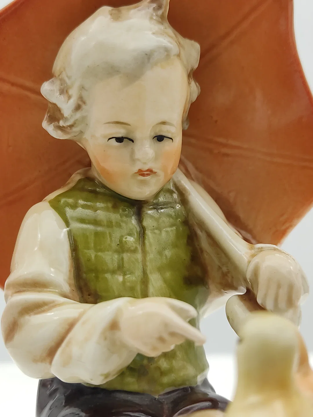 Deutsche Porzellanfigur Junge mit Regenschirm und Enten | Hummel-Stil – Bild 7