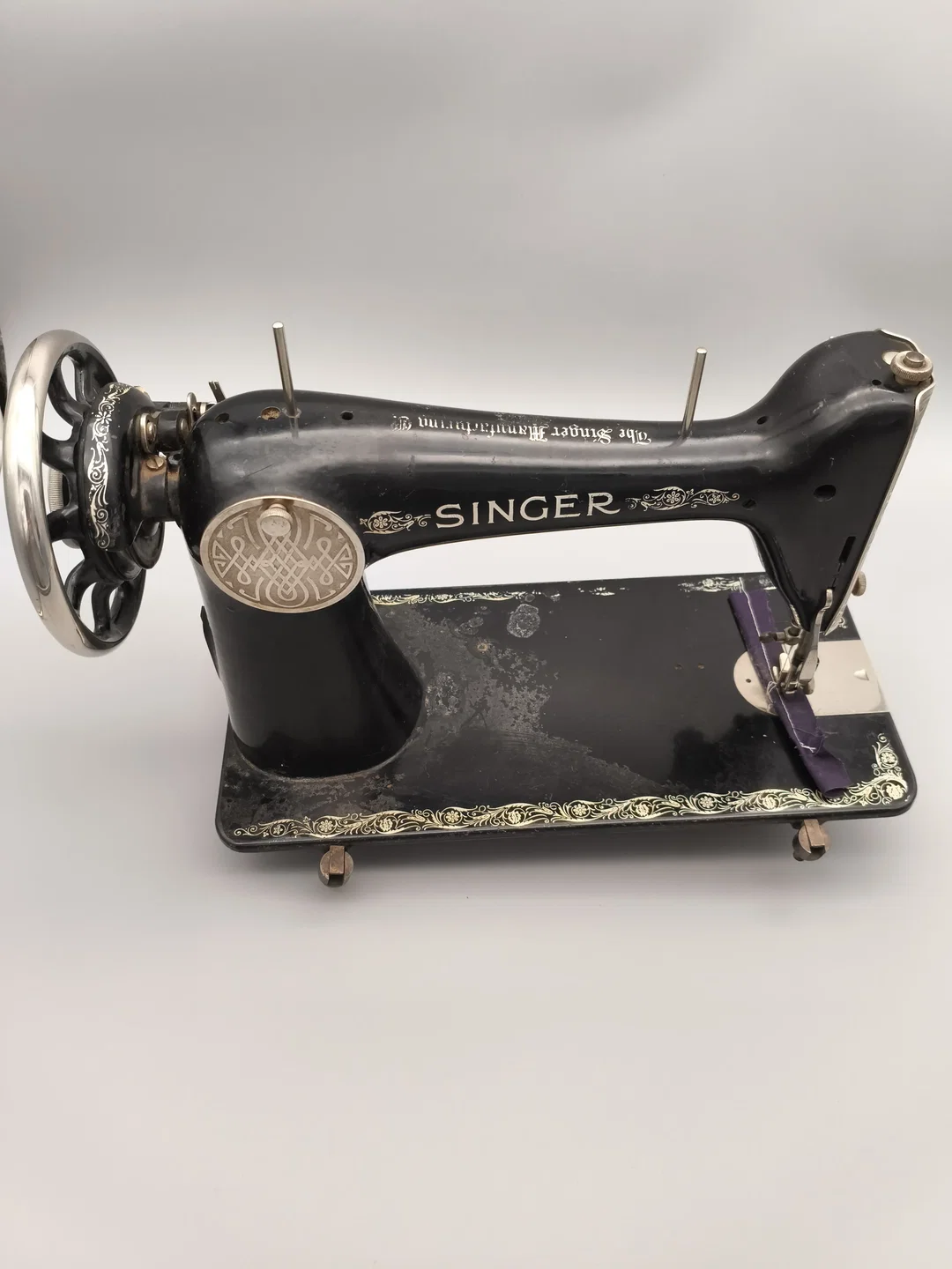 Antike Nähmaschine Singer, schwarz mit Goldschrift – Bild 3