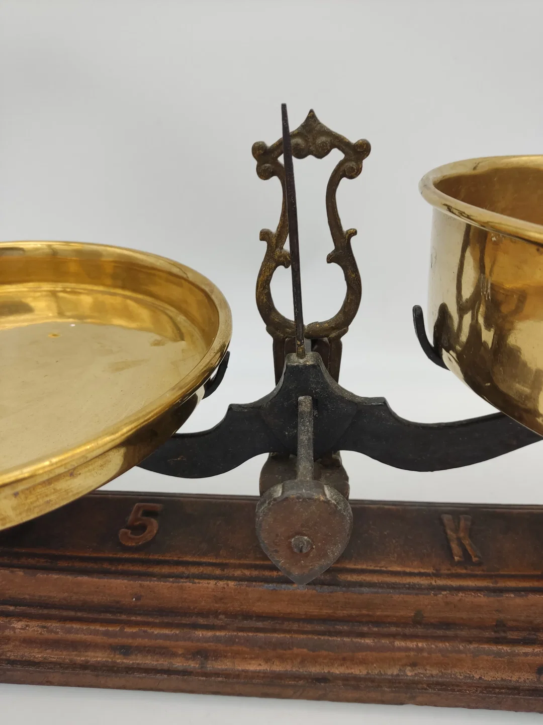 Vintage Gusseisen Balkenwaage mit Messing-Schalen und Gewichten  – Bild 3