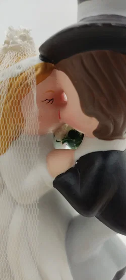 Keramik Hochzeitstortenfiguren 'Küssende Brautpaar' | Mit Schönheitsfehler - Bild 5