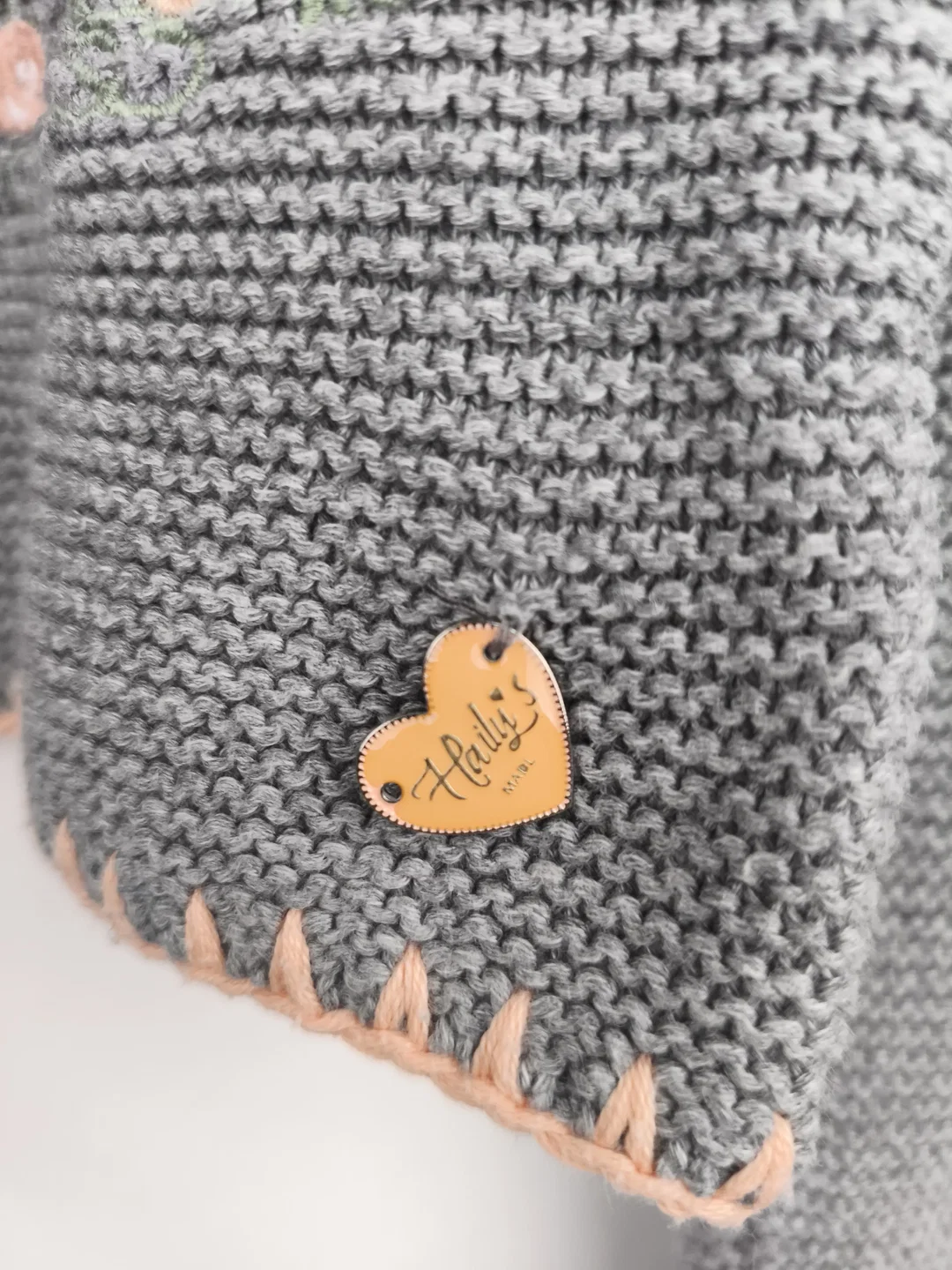 Haily's Madl, Strickweste, Gr. M. etikettiert, klein geschnitten wie S. – Bild 3