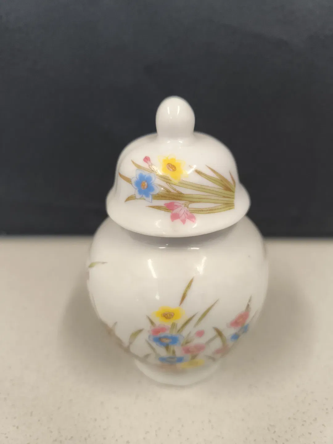 kleine Zierdose, Teedose, Porzellan - Bild 1