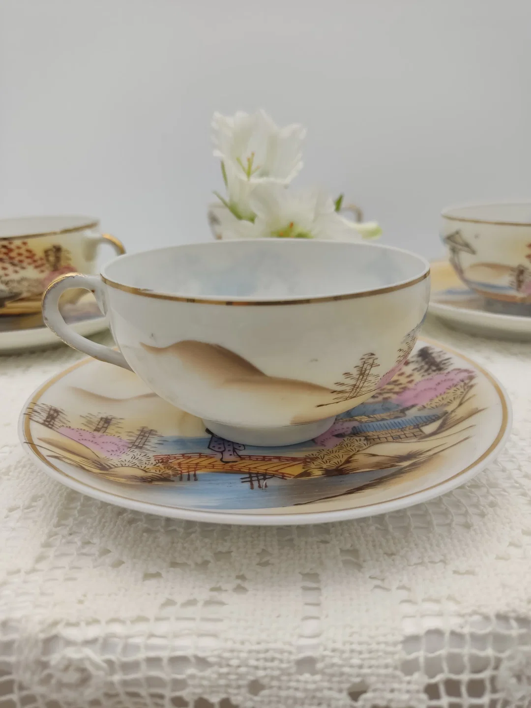 Japanische Teetasse mit Untertasse 4er-Set Porzellan Landschaftmotiv | Asiatische 'Kutani' Stil – Bild 4