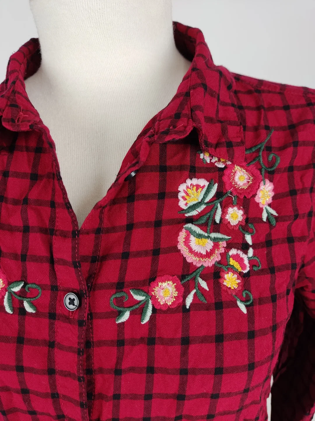 Bluse "here & there" langarm mit Kragen, rot/schwarz kariert mit Stickerei, Größe 158/164 – Bild 2
