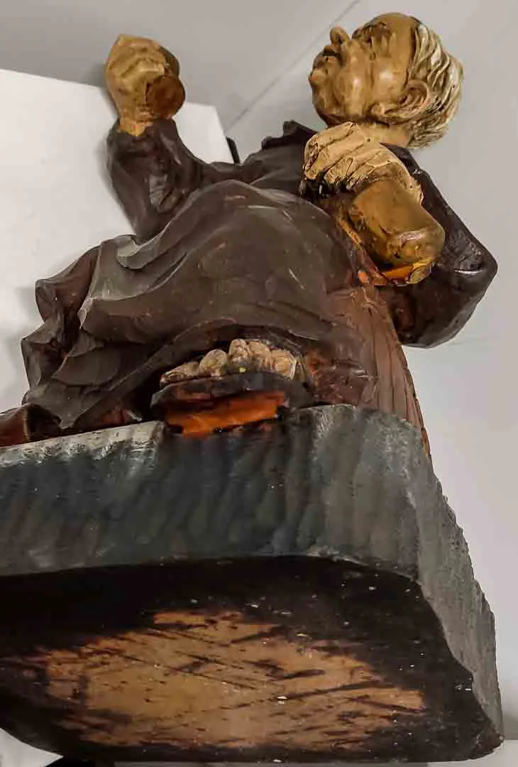 Handgeschnitzte Mönchsfigur mit Weinfass – Bild 2
