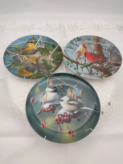 Porzellan Sammlerteller von Edwin M. Knowles, 3er Set, Kollektion Birds of Your Garden, "Ther Cardinal", "The Baltimore Oriole", "The Chickadee", von 1985 mit Wandhalterung