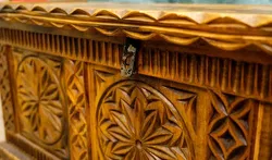 Handgeschnitzte Holztruhe / Banktruhe | Massivholz | Ornamente & Rosetten | Vintage / Landhaus - Bild 2