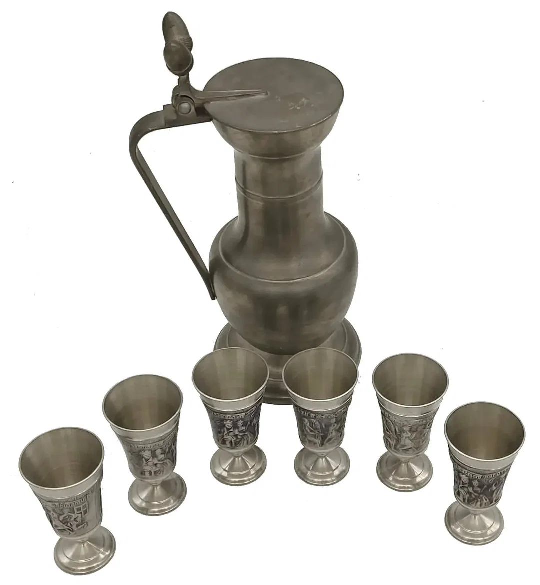  Zinnbecher Set 6-teilig von BMF (Bayerische Metallwarenfabrik) - Mittelalterliches Reliefmotiv - Reinzinn, inkl. Artina Zinnkanne mit Deckel – Bild 2