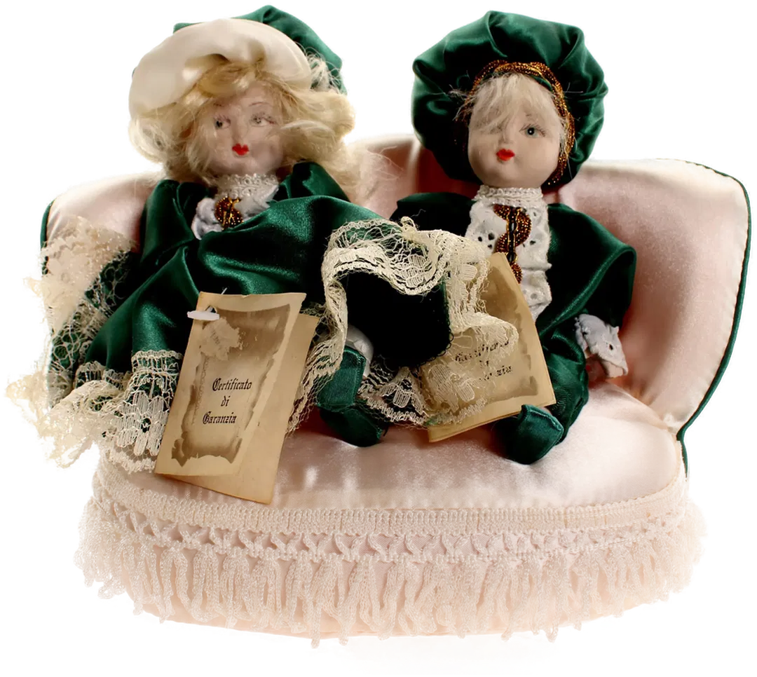 2 Porzellanpuppen auf Sofa – Certificato di Garanzia, ca. 19 cm - Bild 1