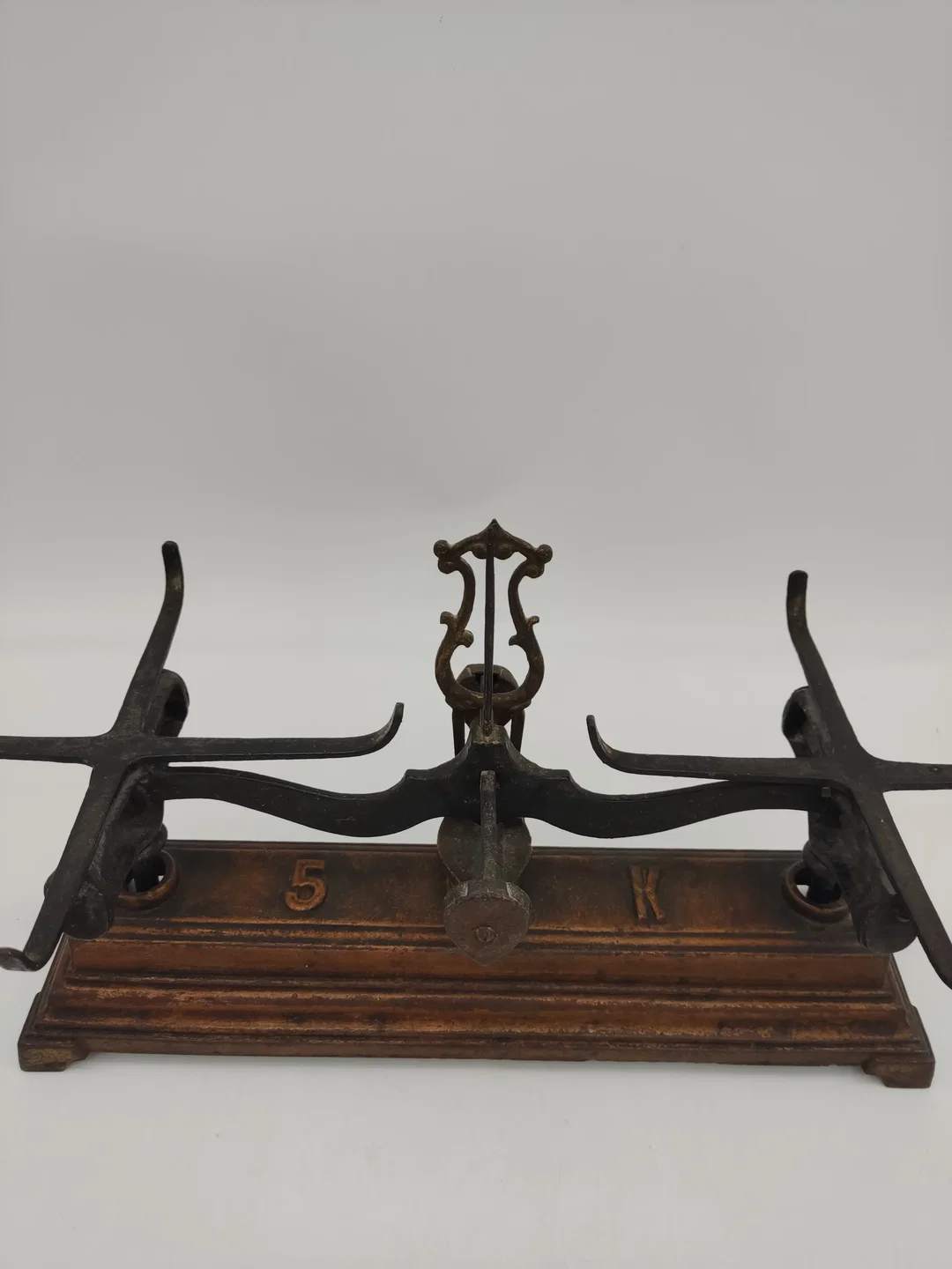 Vintage Gusseisen Balkenwaage mit Messing-Schalen und Gewichten  – Bild 2