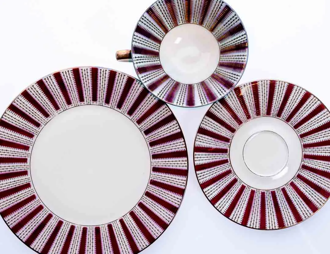 ZEH SCHERZER BAVARIA GERMANY 3-teiliges Porzellanset mit 2 Tellern und 1 Tasse in rot-weiß-gold – Bild 4