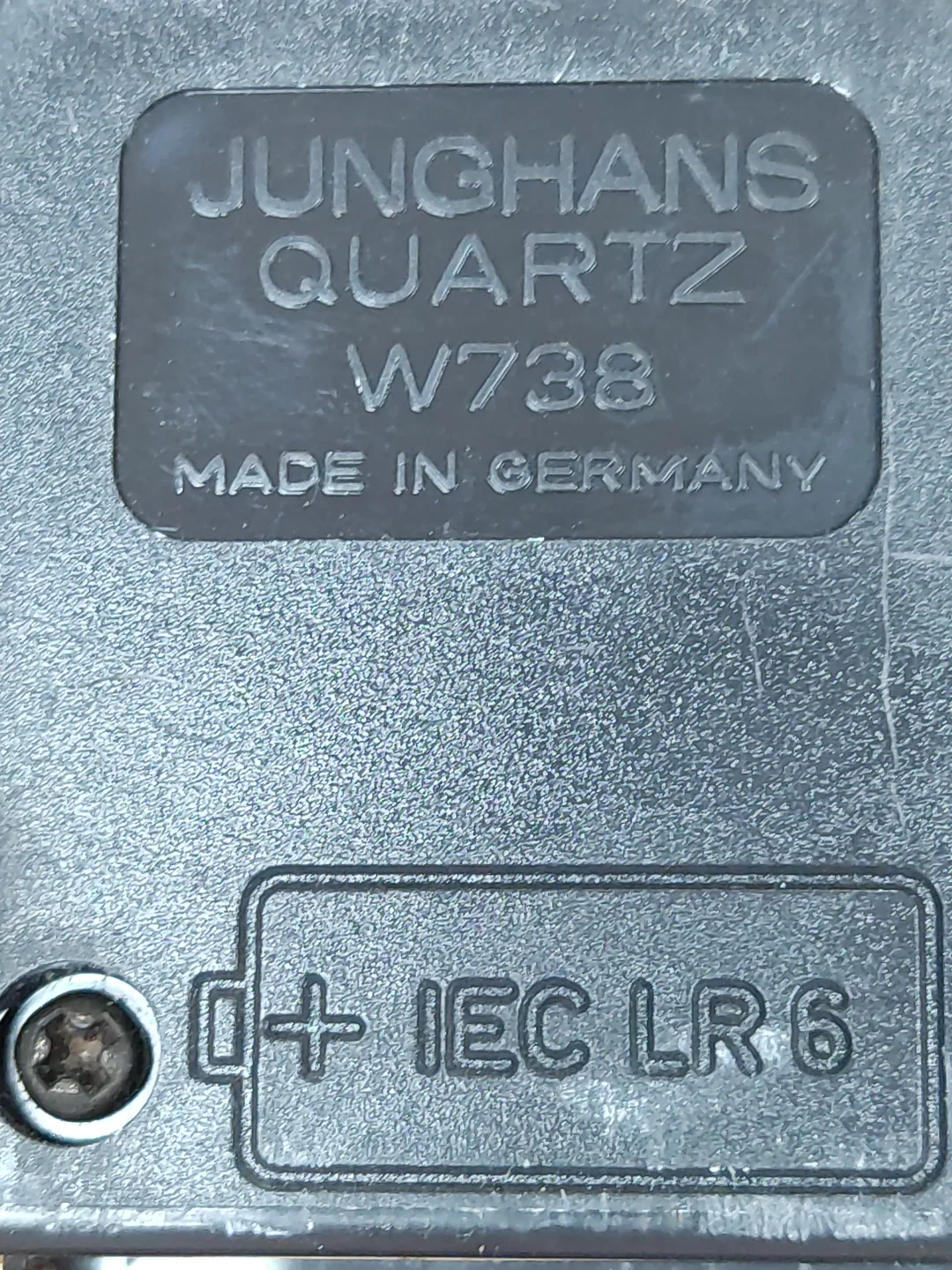 Junghans Holzwanduhr, Handgeschnitzt, ohne Batterie | Landhaus-Charme – Bild 12