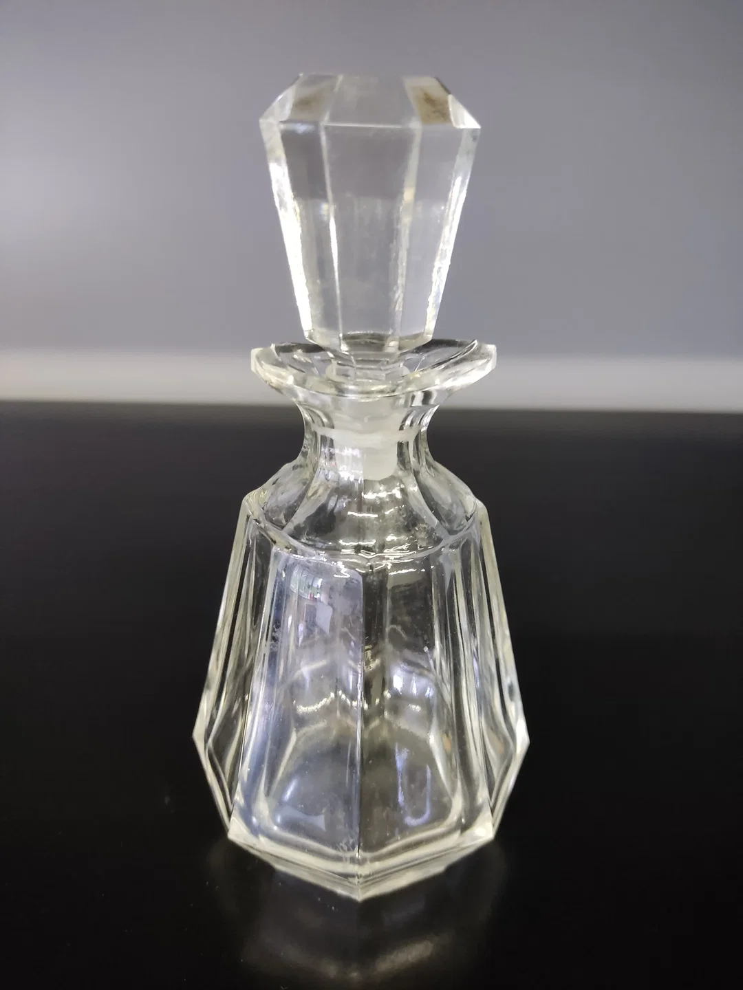 Kleiner Vintage Flakon, facettiertes Glas mit Glasstöpsel – Bild 1