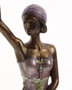 Eleganter Kerzenständer mit Damestatue in lilafarbenem Kleid – bronzefarbene Figur mit Kunstedelsteinen - Bild 4