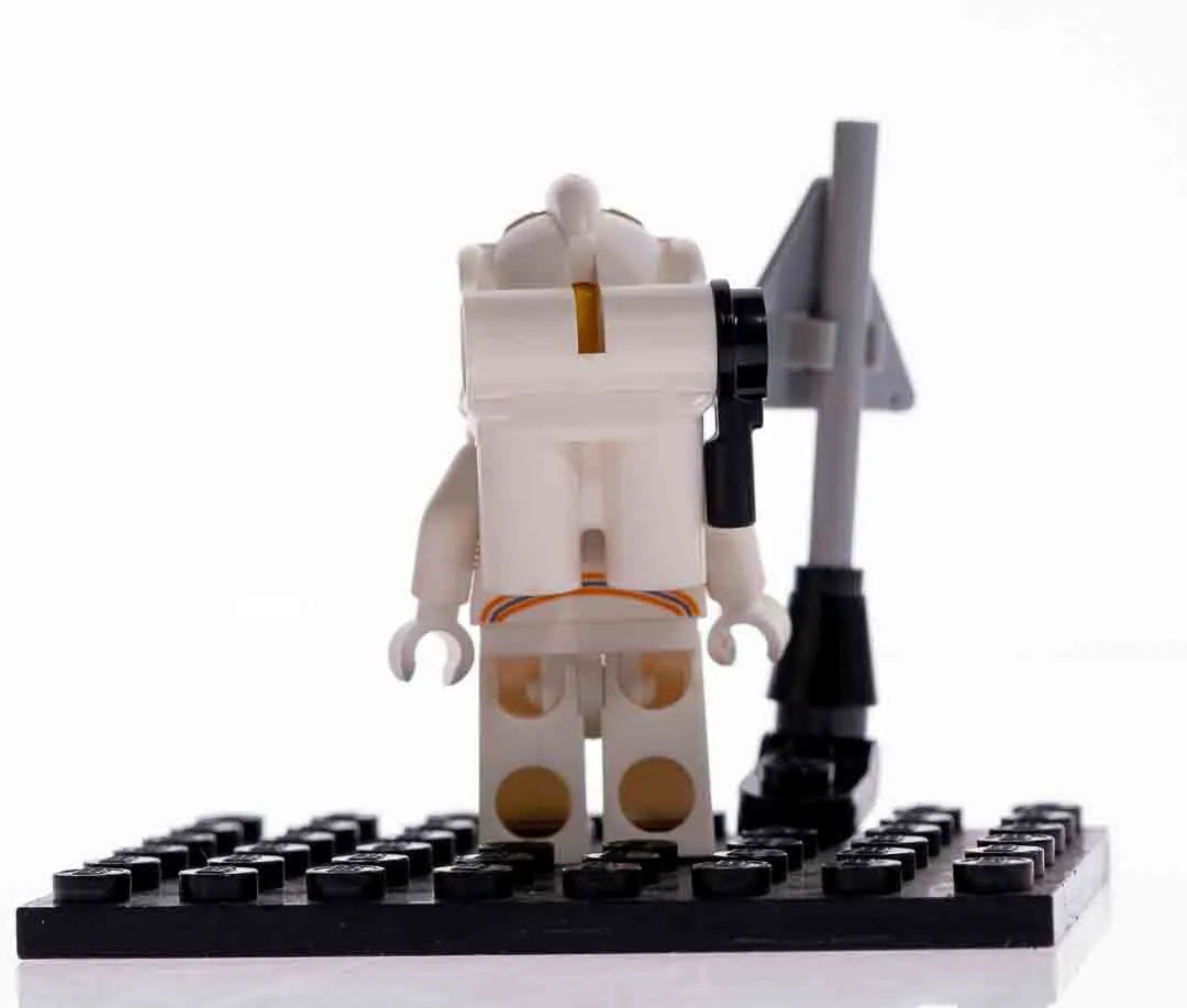 LEGO Minifigur Astronaut mit goldfarbenem Helm & Warnschild, Space City – Bild 4