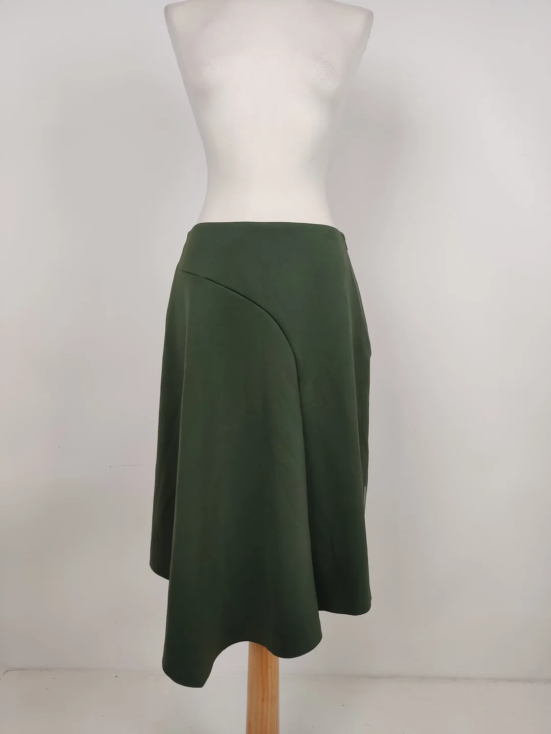 AlphaTauri Midirock, Größe M / 38, asymmetrisch, Bundweite 70 cm Länge 53 bis 71 cm, Stoff Polyester – Bild 1