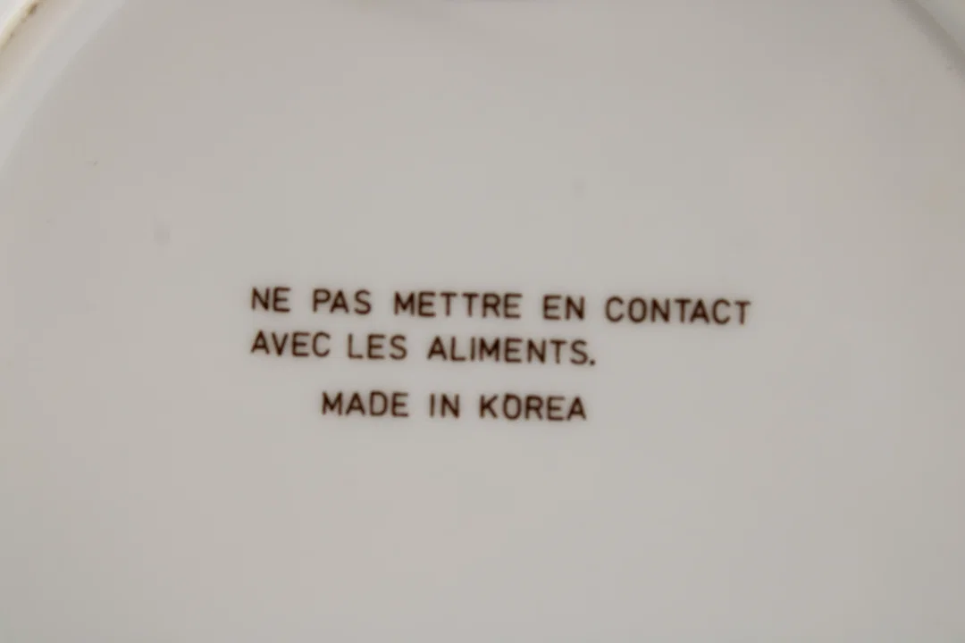 Deko-Wandteller – Kind im Schlafanzug beim Beten, mit Hund – Made in Korea – Bild 3