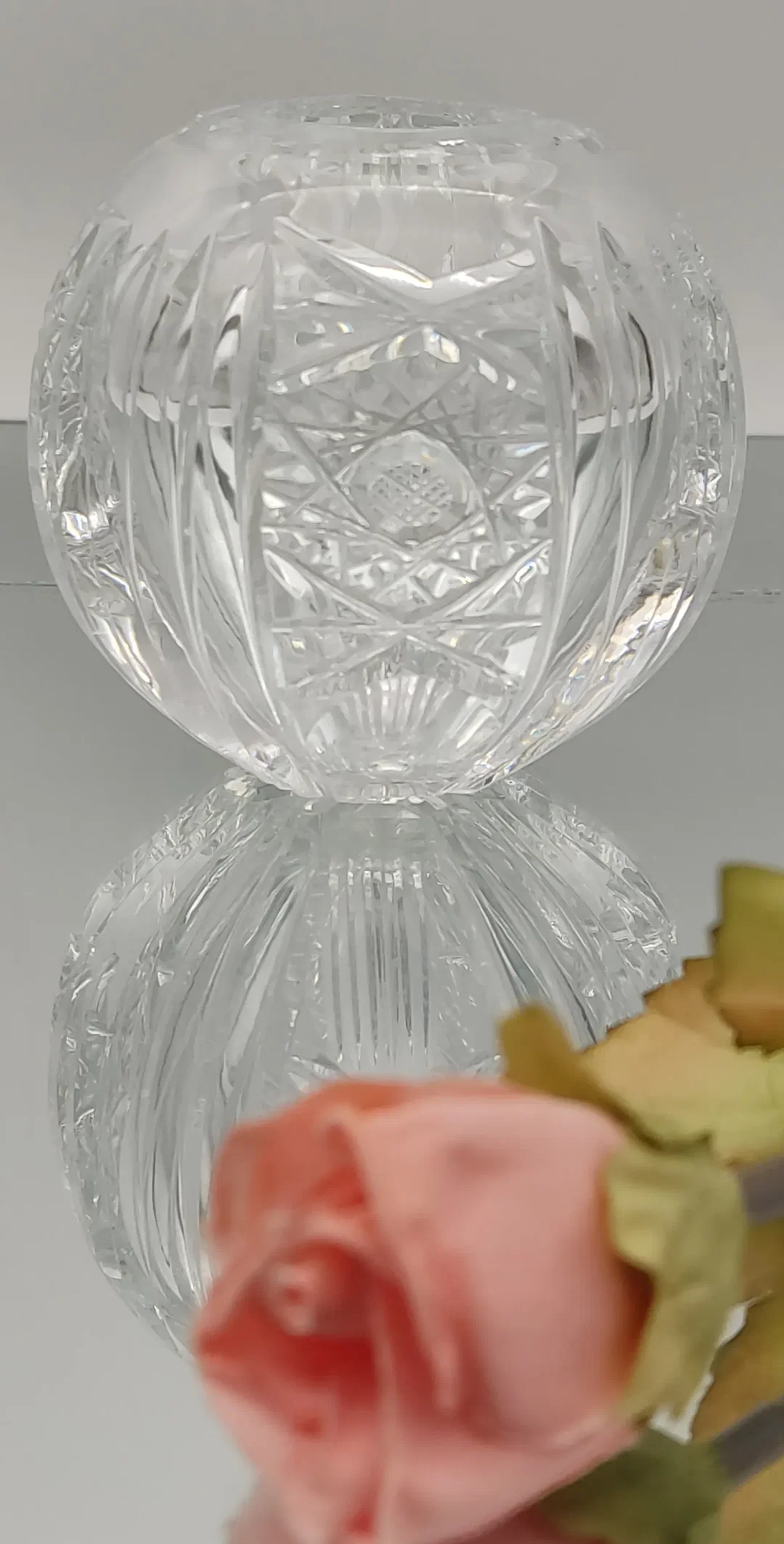 Kleine Kristallvase mit Blumenmotiv | Neuwertiges Unikat - Bild 1