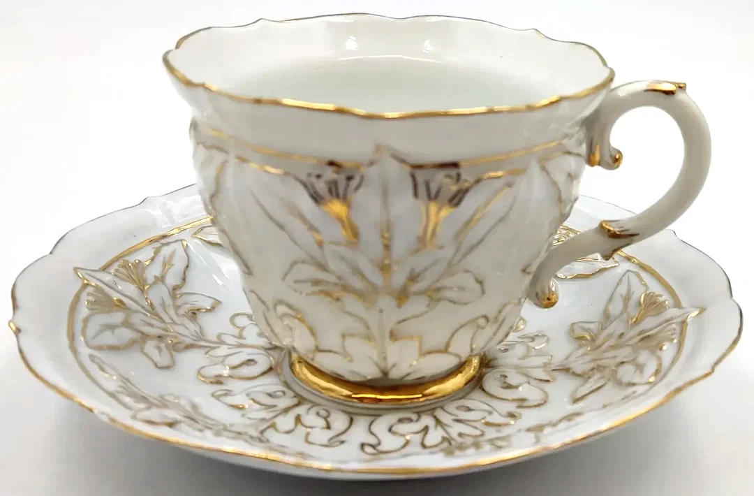 Tasse mit Untertasse Meissen (2-teilig) - gold gehöhter reliefierter Blattdekor – Bild 1