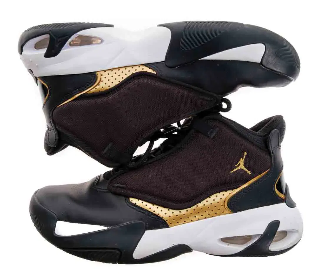 NIKE Jordan Max Aura 4 Kinderschuh in schwarz-weiß-gold, Größe 39 - Bild 1