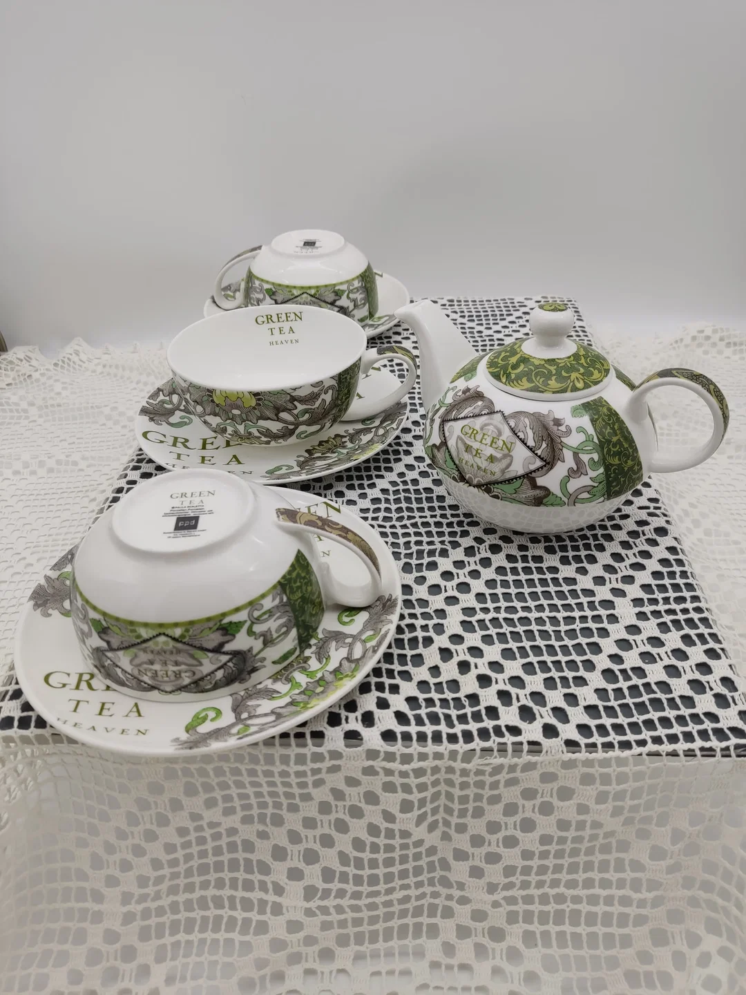 Porzellan 'Green Tee'-Set (Kanne, 3 Tassen mit Unterteller) von Paula Scaletta | Designer-Schatz – Bild 6