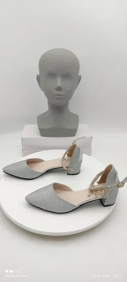 Silberfarbene Glitzer-Pumps mit Strass-Anhängern - Bild 2