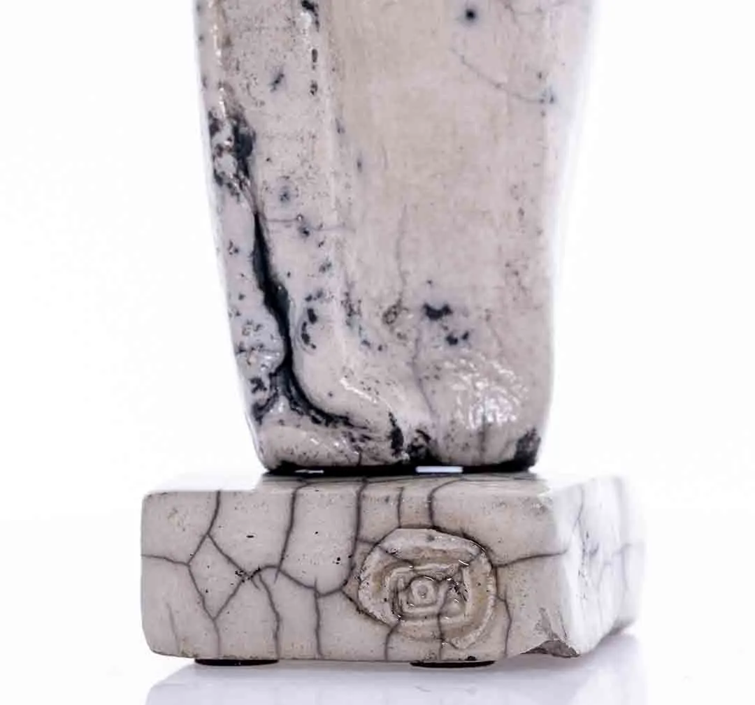 Kunst- Skulptur Flüchtlingsmädchen Minimalistisch im Raku Still – Bild 4