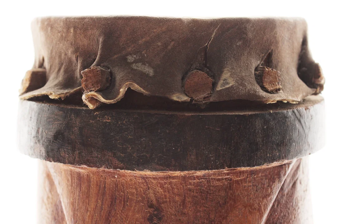 Afrikanische Trommel mit Gesicht – Handgeschnitzt aus Holz & Leder – ca. 35,5 cm – Bild 3