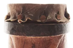 Afrikanische Trommel mit Gesicht – Handgeschnitzt aus Holz & Leder – ca. 35,5 cm - Bild 3