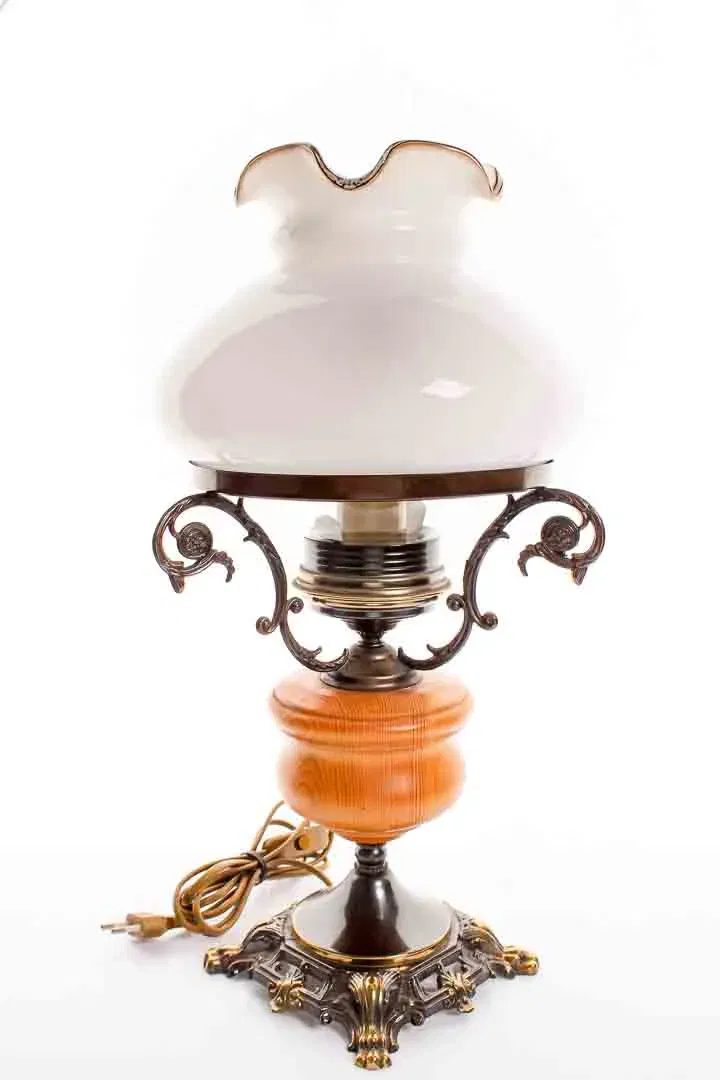 Charmante Tischlampe im Stil der klassischen Petroleumlampe – mit moderner Elektrifizierung.  - Bild 1