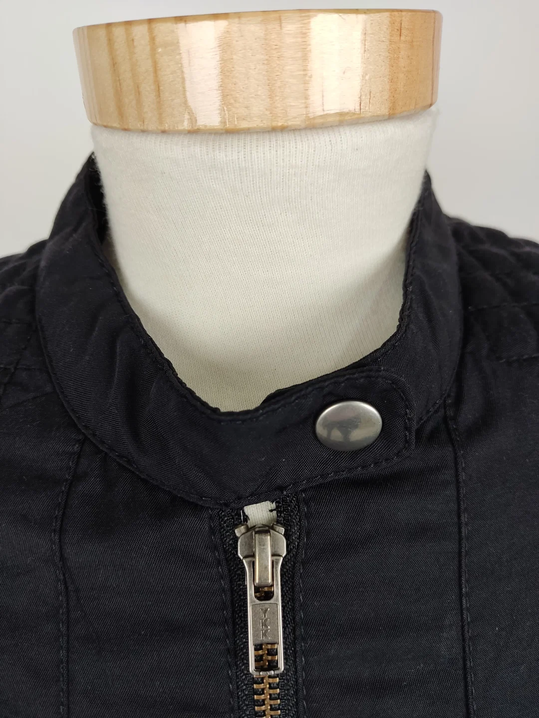 Jacke "H&M", langarm mit kleinen Stehkragen, schwarz, mit Zipp und Absteppung, Größe 36 – Bild 4