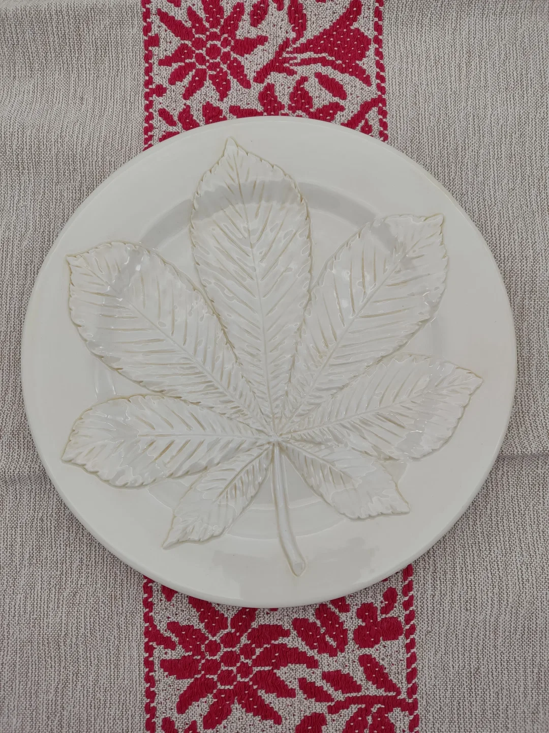Krömer Porzellan-Dekoteller in Creme | Kastanienblatt-Relief – Bild 2