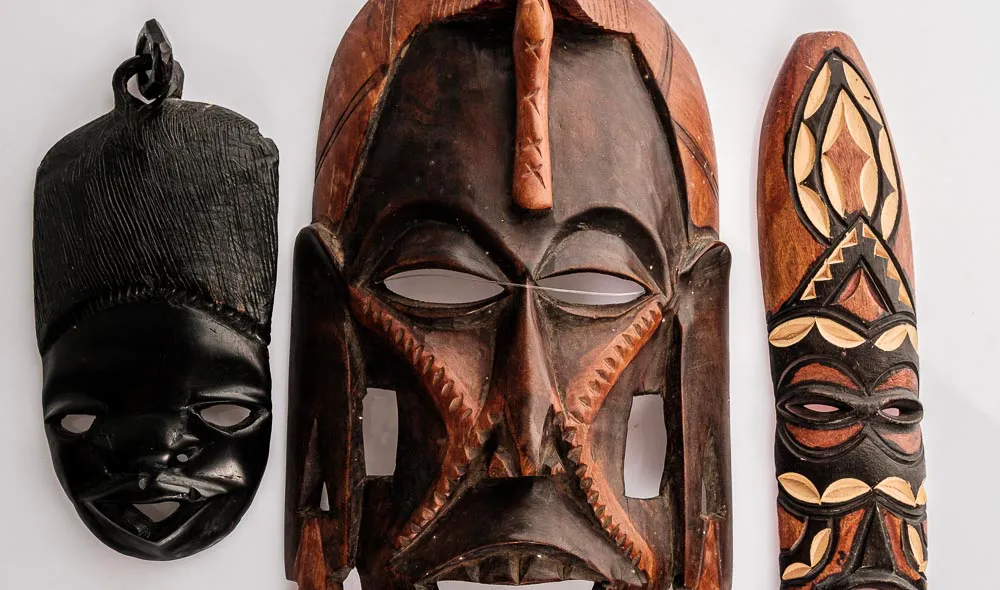 Afrikanische Holzmasken, geschnitzt – Bild 2
