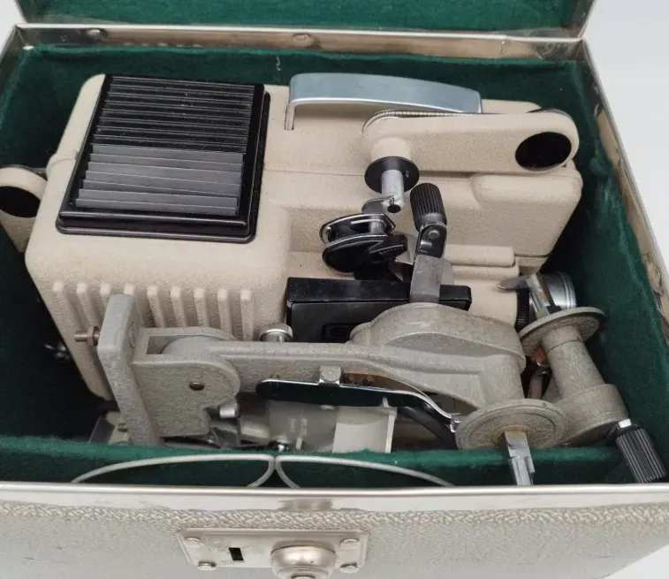 Vintage Filmprojektor mit Koffer & 1 Film – Deko-Rarität mit Charakter - Bild 1