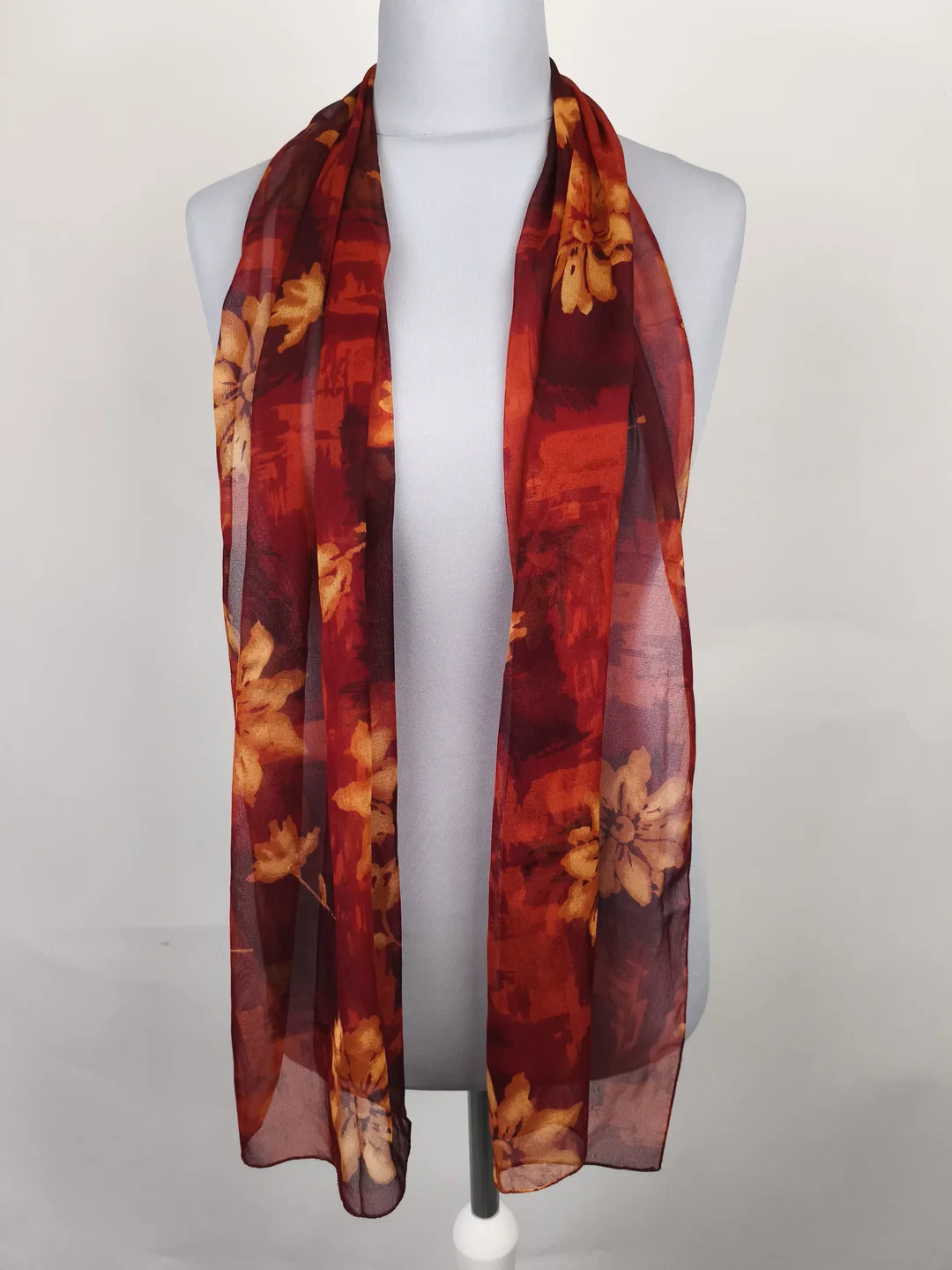 leichter Sommerschal mit Blumenmotiv - Bild 1