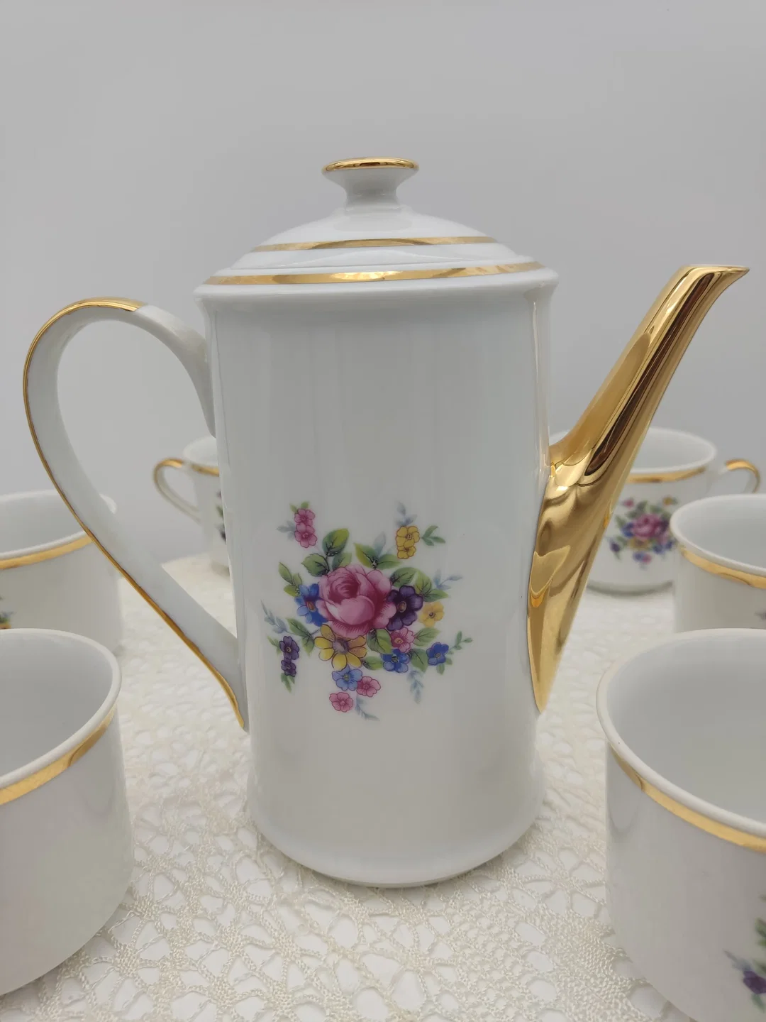  Porzellan-Teeservice mit Kanne & Milchkännchen, Goldrand | Vintage-Charme – Bild 11