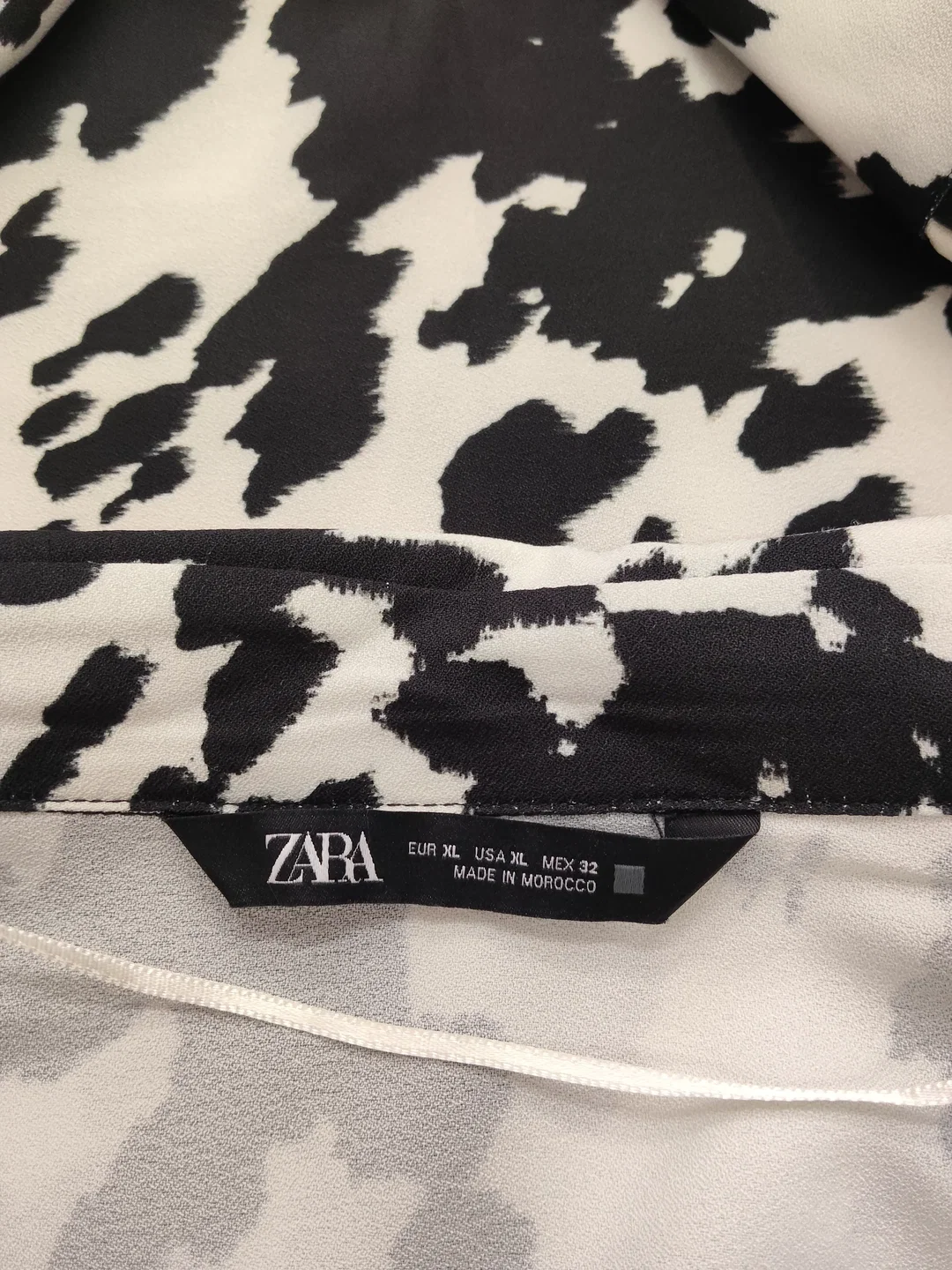 Zara Damenbluse Größe 44 in Schwarz-Weiß | Animal Print – Bild 4