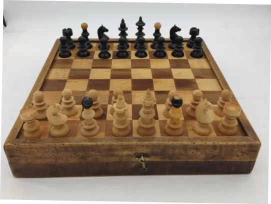 Altes  Schach/Mühle Spiel aus Holz – Bild 2