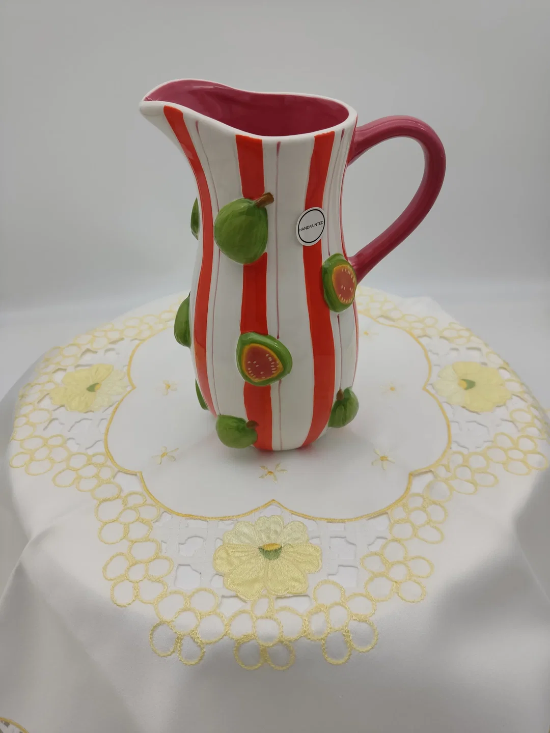 Keramikkrug Flying Tiger, Guavenprägung, 1,2 L | Fruchtiges Design – Bild 1