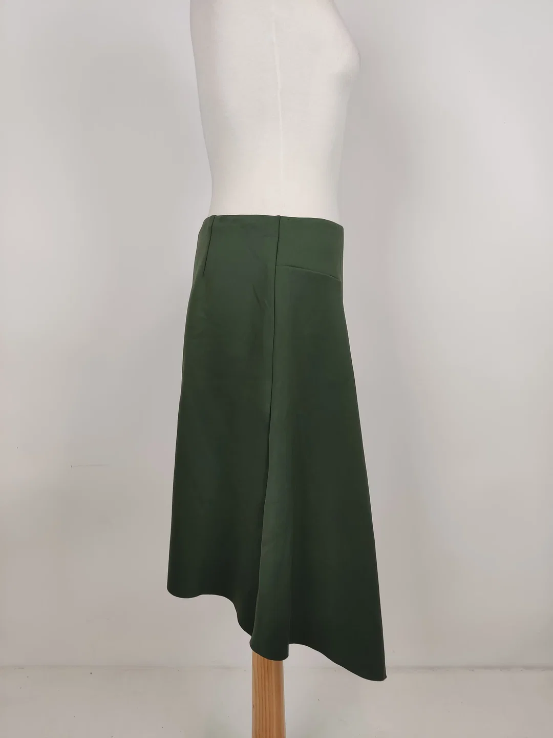 AlphaTauri Midirock, Größe M / 38, asymmetrisch, Bundweite 70 cm Länge 53 bis 71 cm, Stoff Polyester – Bild 6
